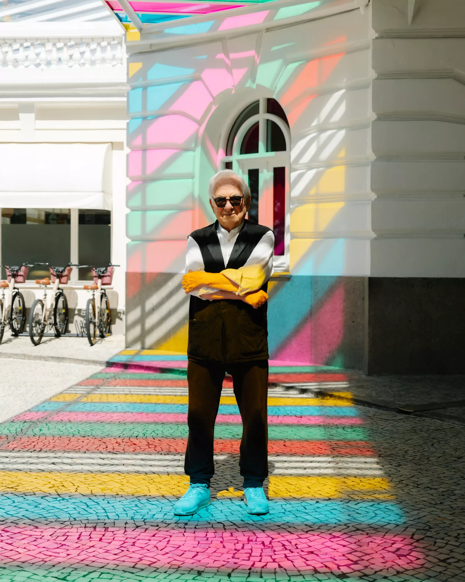 Photo-souvenir : Daniel Buren, Escala colorida para Copacabana Palace, trabalho in situ, 2023-2024. Détails.  © DB-ADAGP, 2024 