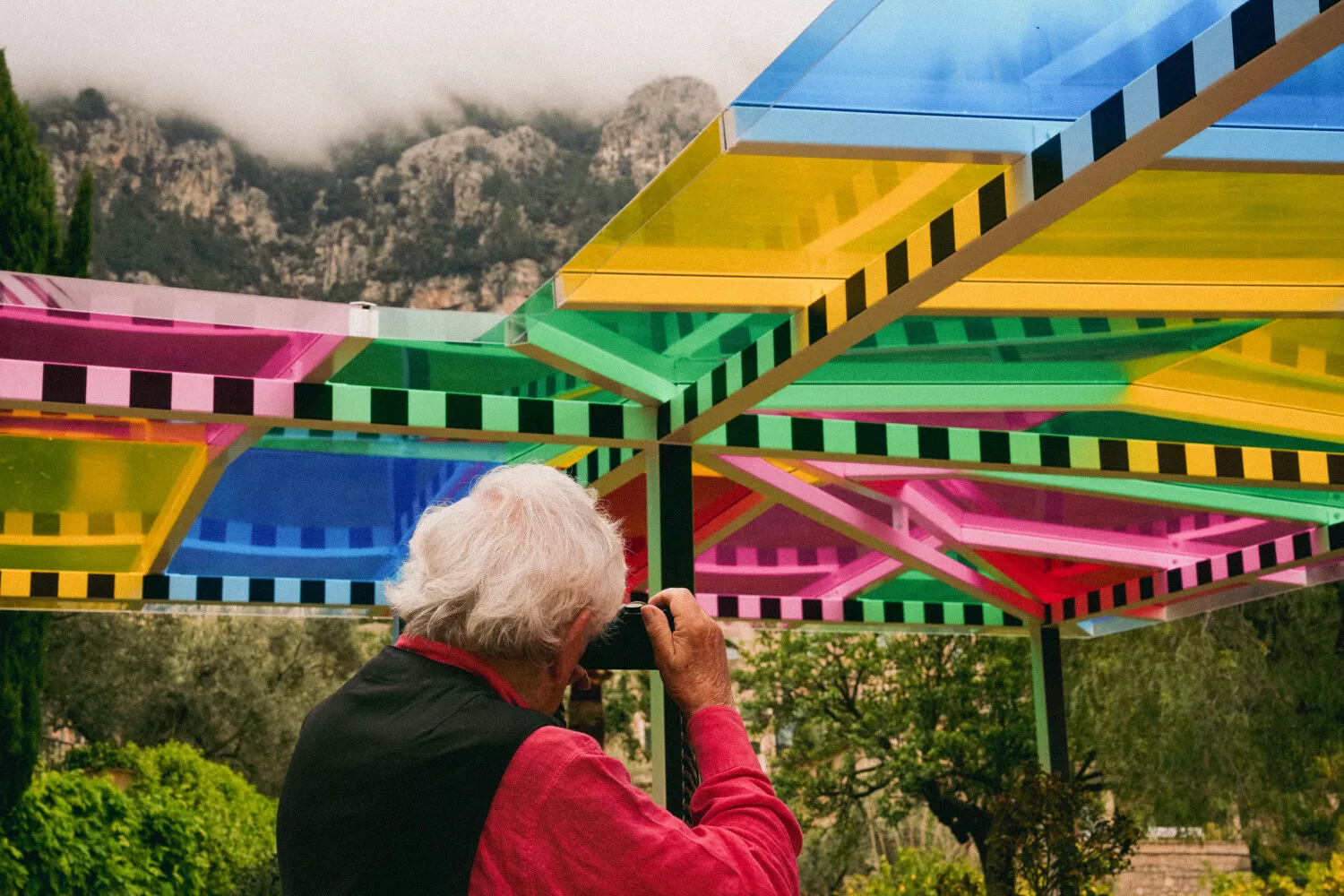 Photo-souvenir :  Daniel Buren, Descanso colorido para La Residencia, trabajo in situ, 2024. Details. DB-ADAGP, 2024.   Photographer Credit : Marco Valmarana  Courtesy of the artist, Galleria Continua and Belmond