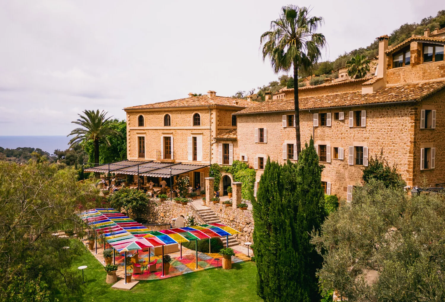 Photo-souvenir :  Daniel Buren, Descanso colorido para La Residencia, trabajo in situ, 2024. Details. DB-ADAGP, 2024.   Photographer Credit : Marco Valmarana  Courtesy of the artist, Galleria Continua and Belmond