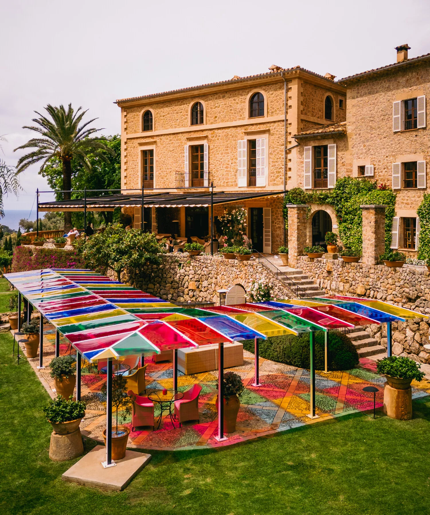 Photo-souvenir :  Daniel Buren, Descanso colorido para La Residencia, trabajo in situ, 2024. Details. DB-ADAGP, 2024.   Photographer Credit : Marco Valmarana  Courtesy of the artist, Galleria Continua and Belmond